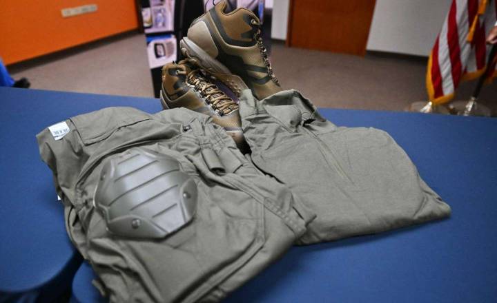 Entregan nuevos uniformes a paramédicos tácticos