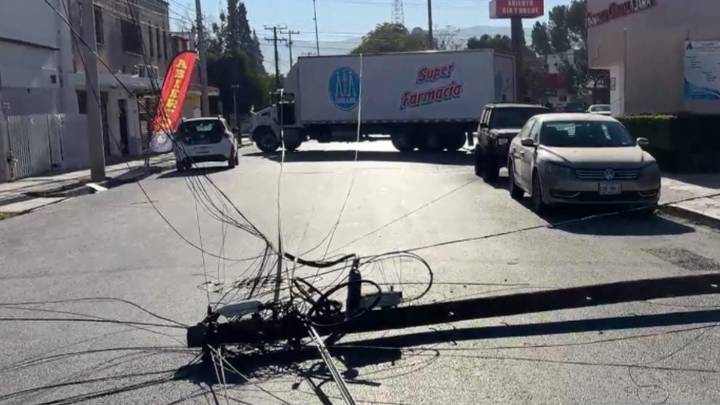 Tráiler derrumba par de postes en la colonia República al acudir a abastecer farmacia