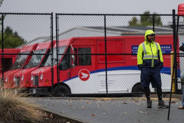 CUPW leader says Ottawa made ‘mockery’ of bargaining process as Canada Post shifts to rotating strikes