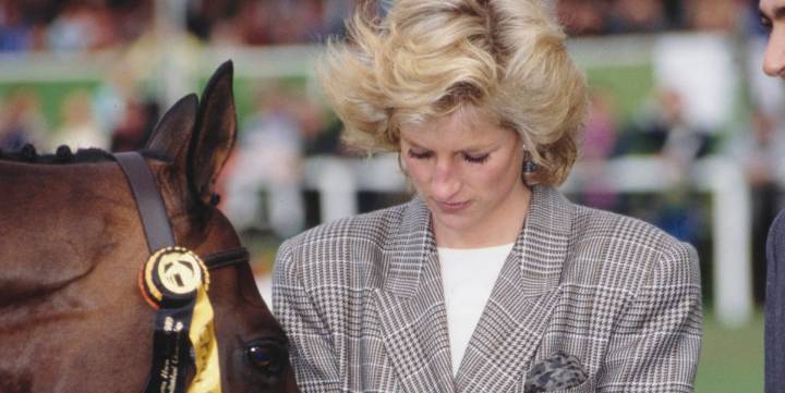 El traje de cuadros de Lady Di en 1989 que hoy arrasa entre las perchas de Mango porque es una inversión eterna