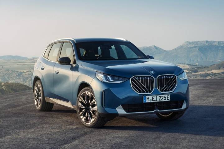 Edmunds compares the new BMW X3 and Mercedes