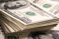El dólar oficial cerró a $1.454 y el mercado cambiario sigue bajo presión
