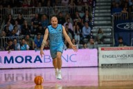 VIDEO. A un segundo de perder el partido y desde 25 metros: el triple imposible que enloquece al básquet internacional