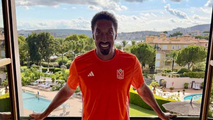 Scottie Pippen luce con la camiseta del Platges de Calvià