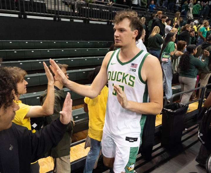 Deadspin | Unranked Oregon looks to set tone vs. Hawaii in home opener