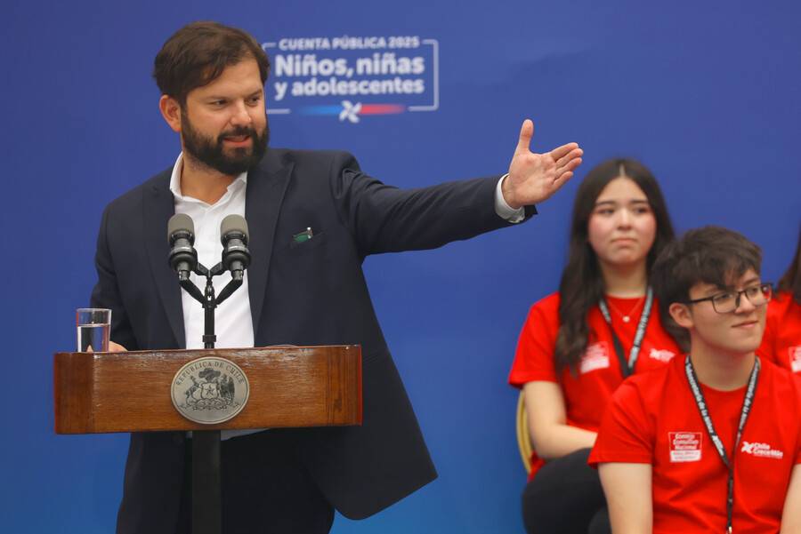 Boric desliza nueva crítica a Kast, ahora por el uso de los bots en campaña