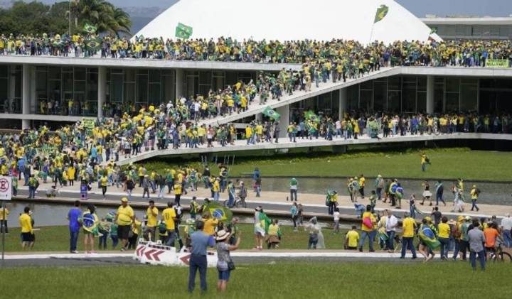 Condenan a hasta 17 años de prisión a participantes en intento de golpe de Bolsonaro