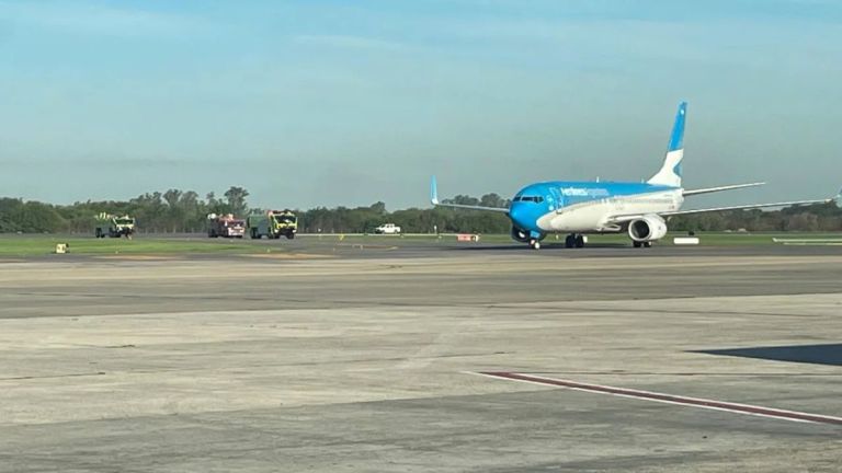 Un avión de Aerolíneas Argentinas sufrió un desperfecto en pleno despegue y Aeroparque estuvo cerrado durante algunas horas