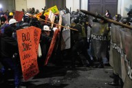 Miles de personas protestan en Lima exigiendo la salida del presidente y el Congreso