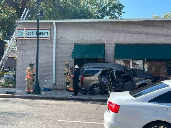 Car careens into building near downtown Lincoln