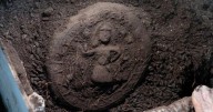 Hallan pan de comunión de hace 1.300 años con la imagen de Jesucristo