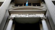 Expectativa en los bancos: el BCRA analiza flexibilizar encajes para descomprimir las tasas