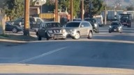 Activista denuncia que vehículo sin identificación de ICE embistió su auto en California