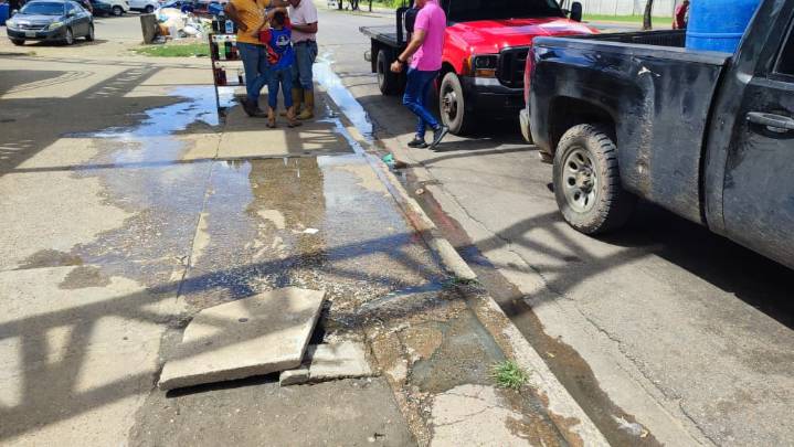 Desborde de cloacas afecta a peatones en la avenida Raúl Leoni