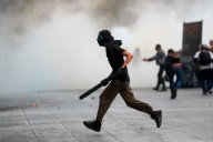 Manifestantes se enfrentan a policías en el 57 aniversario de la masacre de Tlatelolco