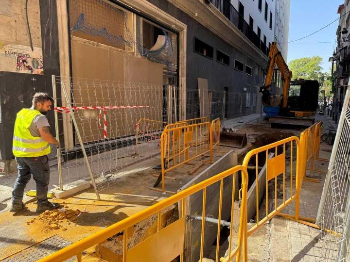 El Ayuntamiento actualiza las redes en la calle Aponte, próxima a la Plaza del Duque