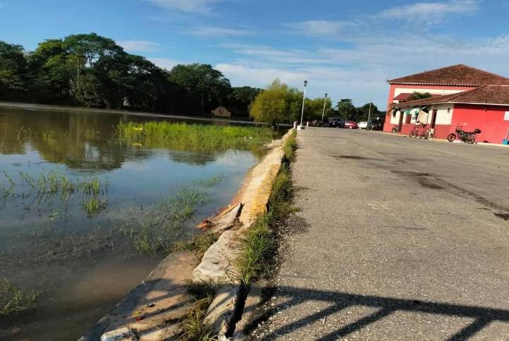 RÍO A CENTÍMETROS DE DESBORDARSE