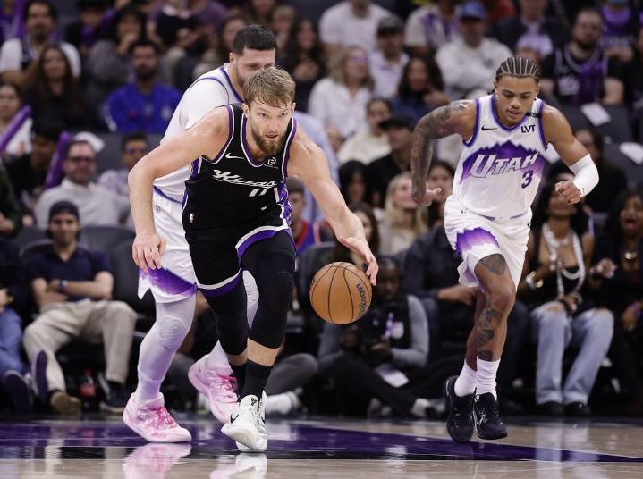 Deadspin | Domantas Sabonis' late put-back gives Kings 1-point win over Jazz