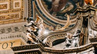 Estas son las sanciones que pueden ponerte por profanar el Altar Papal del Vaticano