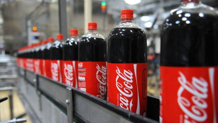 Coca-Cola comienza a vender refrescos endulzados con caña de azúcar tras la petición de Trump