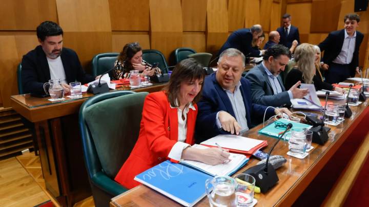 La oposición en bloque reprocha al PP el "retraso" de la licitación del autobús de Zaragoza