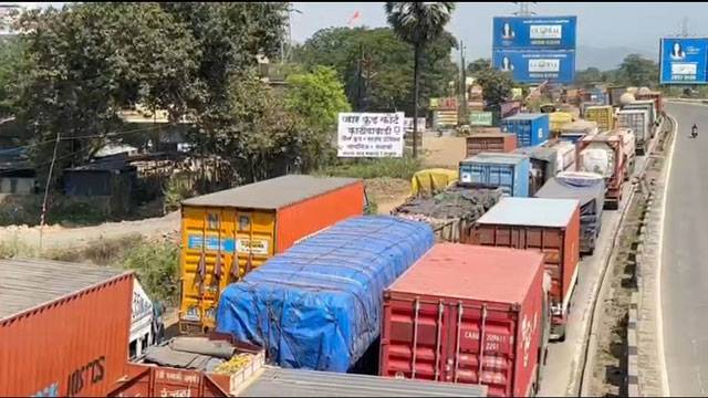Massive 70-km traffic jam strands over 500 students on Mumbai–Ahmedabad highway in Palghar
