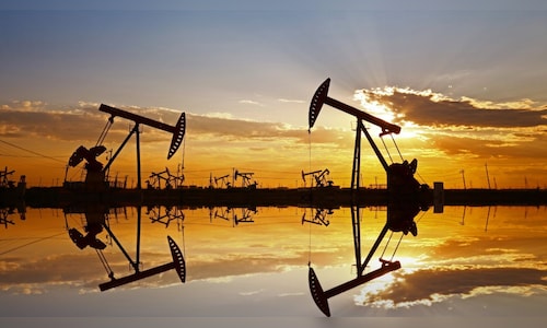 Oil falls as traders focus on surplus and US