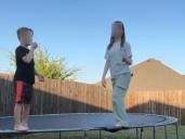 Una niña de 10 años salvó a su hermano, de 7, durante un incidente en un trampolín: "Fue heroico de su parte"