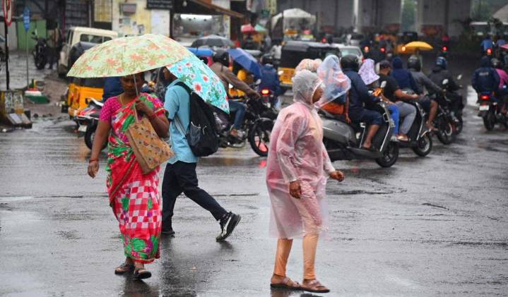 Cyclone ‘Montha’ massive traffic jams, paralyses Hyderabad’s IT corridor