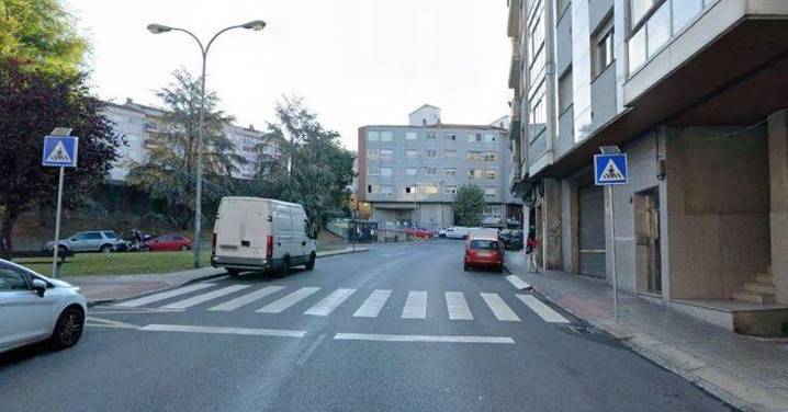 Un accidente de tráfico deja un herido al chocar dos coches en la calle Ramón Puga