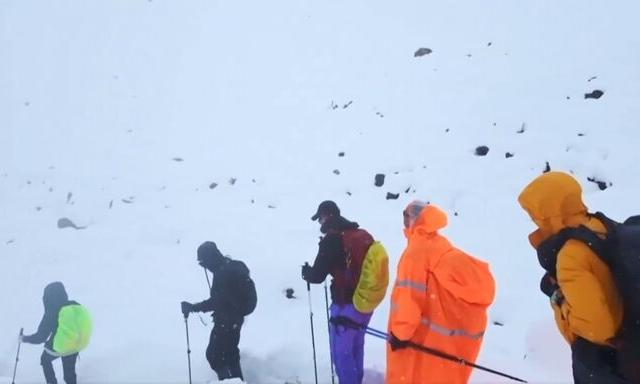 350 hikers led to safety after blizzard on Mt Everest slopes, over 200 still stranded