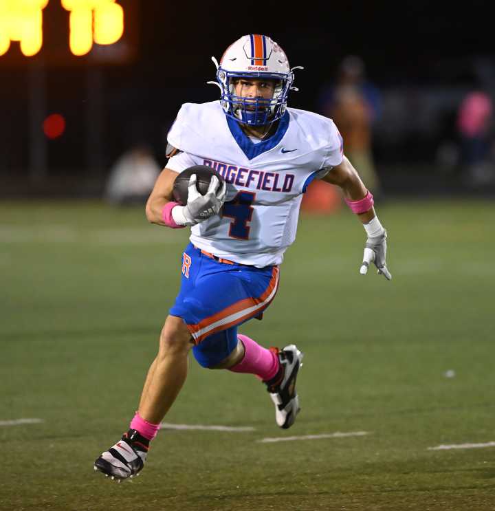Ridgefield holds off Mark Morris in the rain, 34