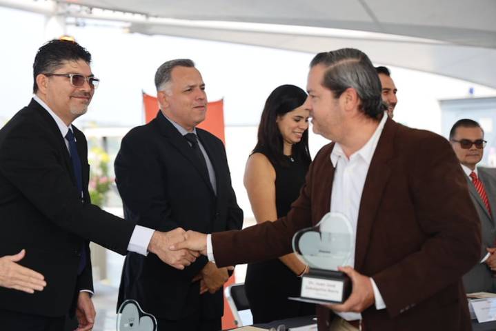 Zapopan reconoce la vocación y compromiso del personal médico en su día