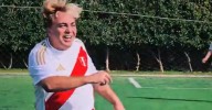 Cristian Castro sorprende en Lima al ponerse la camiseta peruana y jugar fútbol con sus fans antes de su concierto