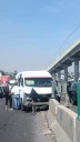 Accidente vial en la Mexico- Puebla: Combi de transporte público con destino a Ixtapaluca choca contra muro dejando varios lesionados