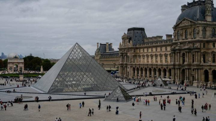 Thieves strike Louvre in daring jewel heist, museum shuts
