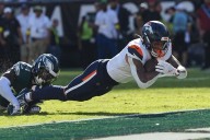 Broncos rpropinan a Eagles su primera derrota de la temporada