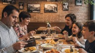 Sabes que eres de clase media-baja cuando haces esto cada vez que vas a un restaurante: no falla nunca