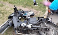 Fuerte choque en Camino Centenario: una motociclista herida tras impactar contra una camioneta