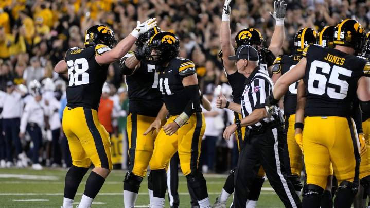 Mark Gronowski leads Iowa rally past Penn State, 25
