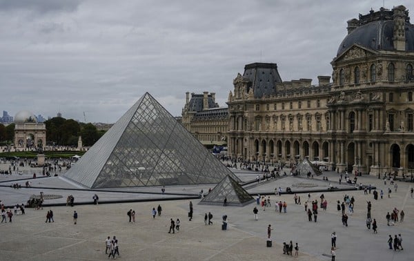 El Louvre sigue cerrado un día después de audaz robo de joyas