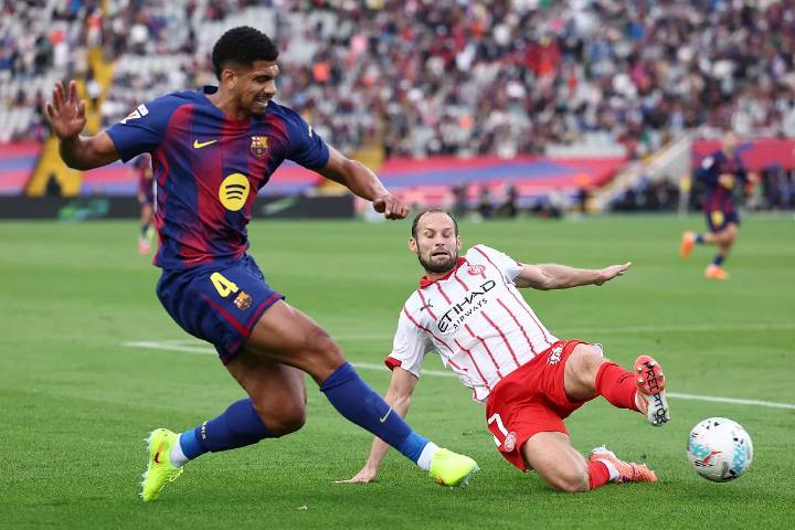 Araujo rescata al Barça con un gol al Girona en el descuento
