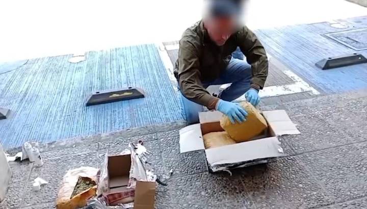 Dos personas fueron detenidos por recibir encomienda con tres kilos de marihuana en Temuco