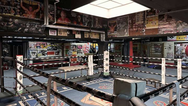 Luchador Tom Aspinall Recibe “Piquete de Ojos” de su Rival en Pleno Combate y Pierde la Visión