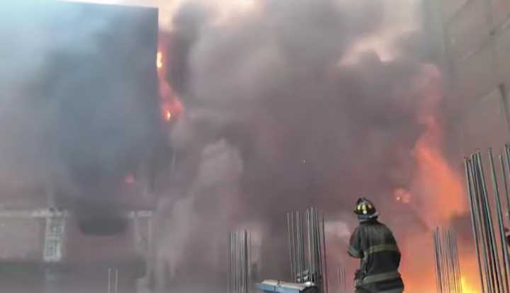 Centro de Lima: voraz incendio consume almacén ubicado a solo unos metros del Congreso