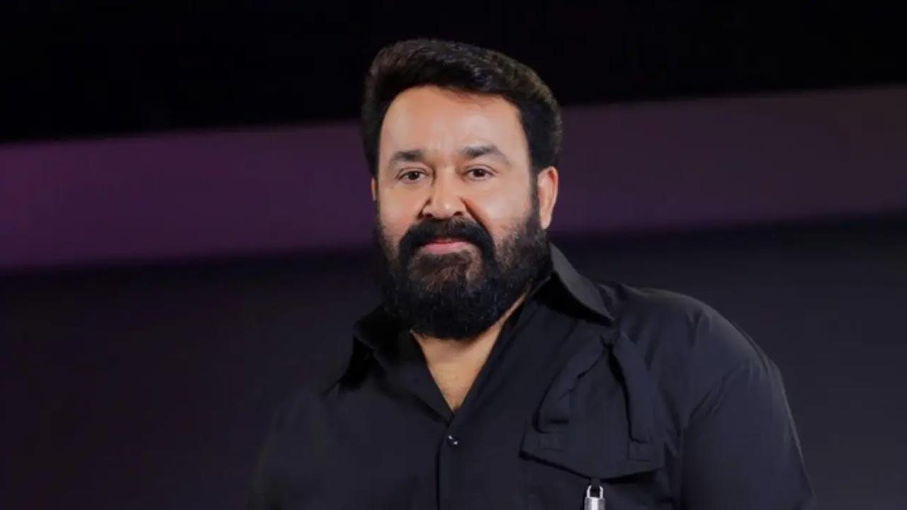 Mohanlal cuts cake with fans to celebrate Dadasaheb Phalke award win