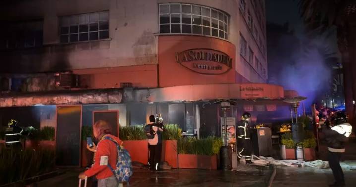 ¡Fuerte incendio en restaurante frente al Monumento a la Revolución!