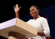Los 'tories' prometen café, croissant y zumo: Kemi Badenoch trata de reanimar a un partido que se hunde en las encuestas