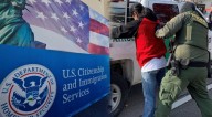 El FUERTE MENSAJE de USCIS para inmigrantes que acuden a sus oficinas durante el cierre del gobierno federal: "Piénsalo de nuevo"