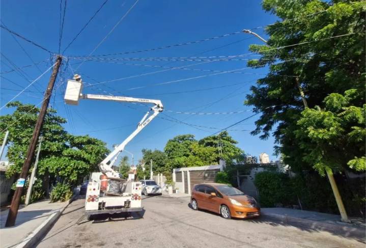 Servicios Públicos de La Paz mejora alumbrado y limpieza urbana con apoyo ciudadano y maquinaria